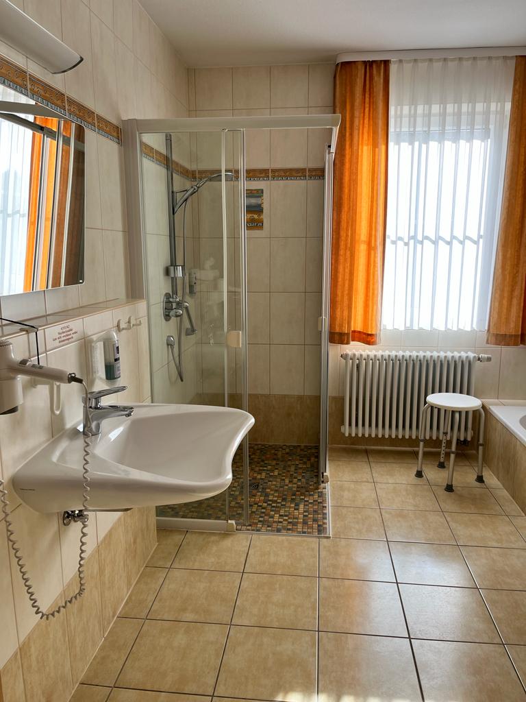 Hotel Am Hafen Havelberg - Dreibettzimmer unterteilt in Einzel- und Doppelzimmer (4)