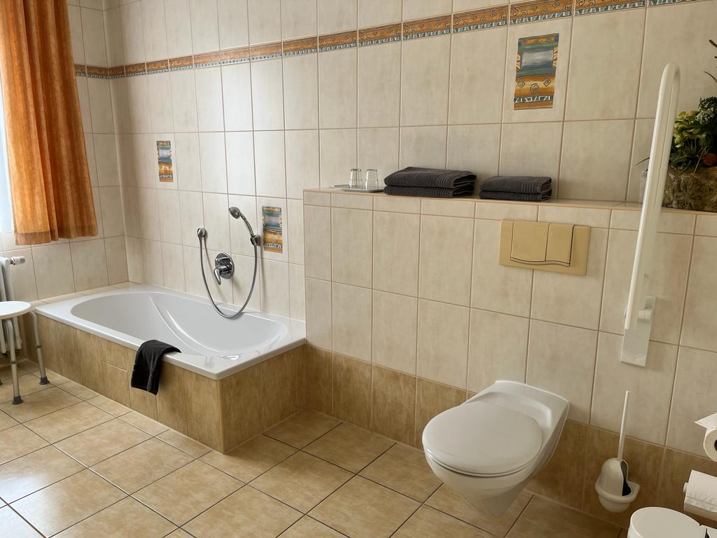 Hotel Am Hafen Havelberg - Dreibettzimmer unterteilt in Einzel- und Doppelzimmer (5)