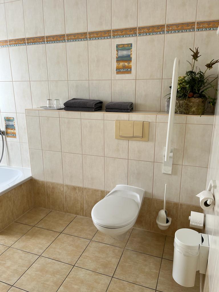 Hotel Am Hafen Havelberg - Dreibettzimmer unterteilt in Einzel- und Doppelzimmer (6)