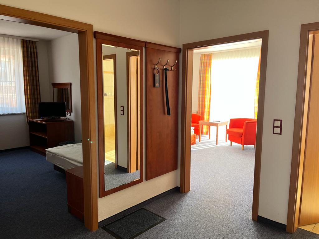 Hotel Am Hafen Havelberg - Dreibettzimmer unterteilt in Einzel- und Doppelzimmer